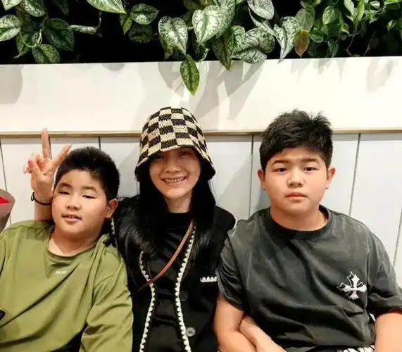 13沙溢晒两个儿子近照 一家4口只有一个瘦子是胡可
