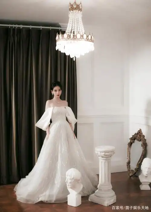 angelababy主持北京春晚穿的白色高定婚纱裙太像白雪公主了
