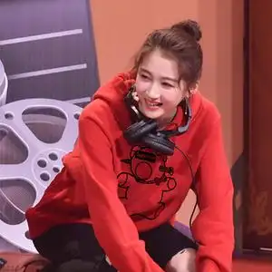 王牌对王牌关晓彤同款红色卫衣