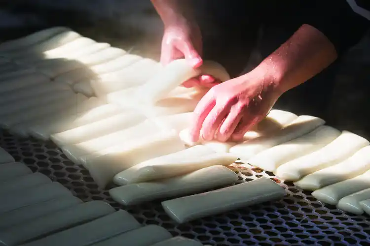 吃年糕年年高唤醒记忆中的乡愁味道