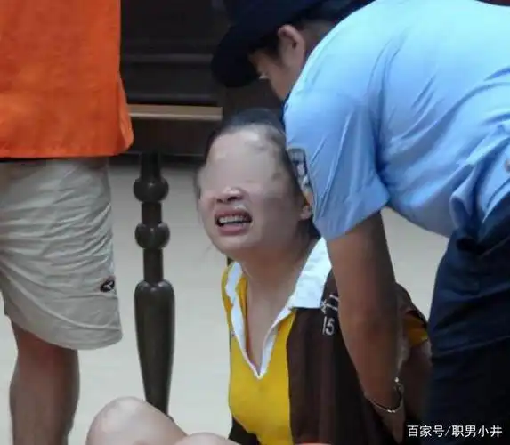 扳机扣下,"啪"的一声枪响,子弹穿过头部后,死刑犯应声倒下,一具鲜活的