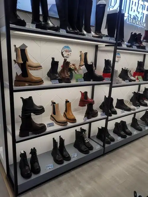 时尚休闲柜组商品陈列调整 2.