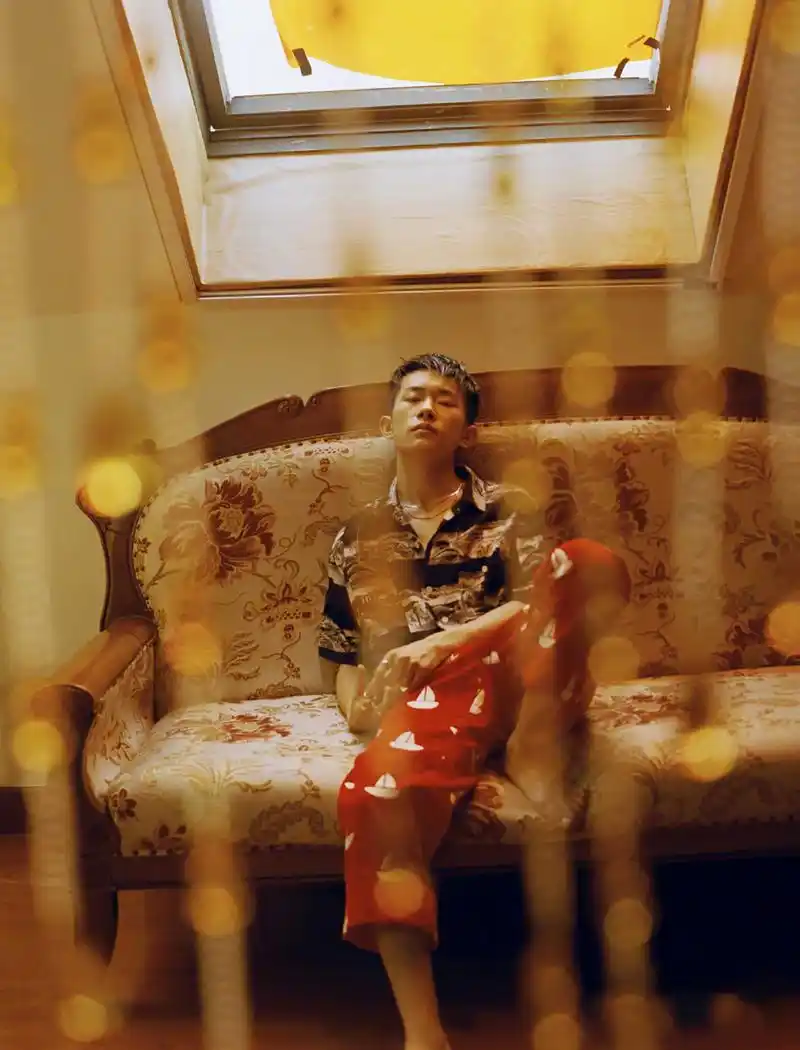 易烊千玺登《红秀grazia》 诠释成长的模样