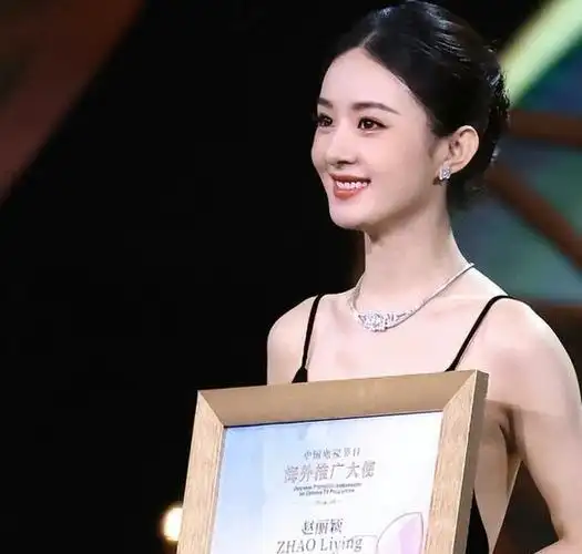 的赵丽颖也不忘为家乡做好事,还给家乡本土捐赠了很多课本给希望小学