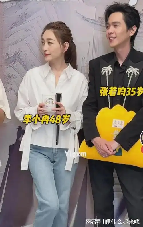 李小冉现身宣传新剧,白衬衫搭配牛仔裤超减龄,近照颜值依旧耐看