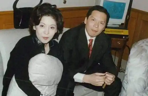 从"歌女"到"港圈大姐大",向太陈岚告诉你如何掌控大佬级的男人|向华强