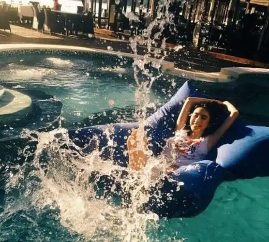 图张俪比基照片流出惬意舒适姿势优美