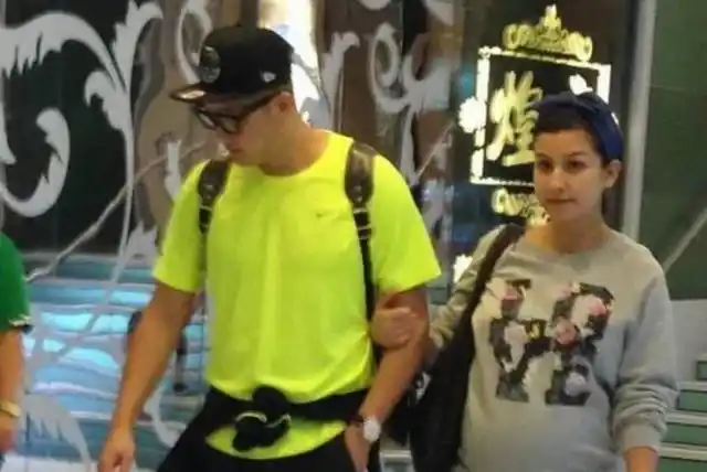 40岁歌手关喆三胎得女女儿出生就进保温箱外籍老婆颜值超高