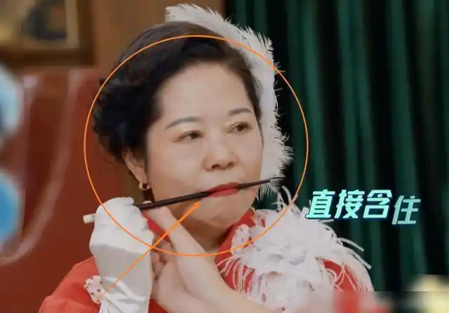 杨迪妈妈上礼仪课到咬筷子练露齿笑时她的表情管理令人笑喷