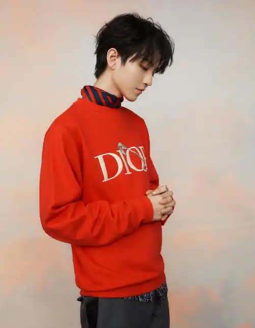 王俊凯搭配橘色上衣 尽显俊朗少年气质!