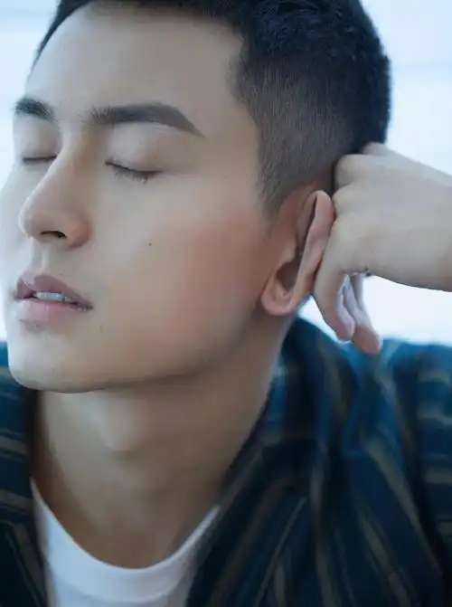 张哲瀚短寸帅气写真图片99