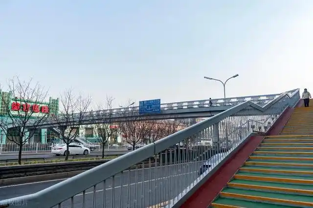 北京健宫医院门前的过街天桥完成微手术