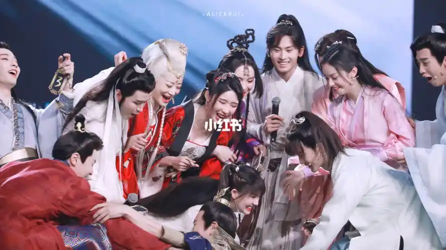 喜欢的经典合影_演唱会_山河令_娱乐_明星娱乐资讯