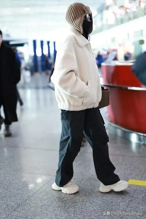 街拍张天爱白色毛绒外套黑色阔腿裤针织雷锋帽个性十足