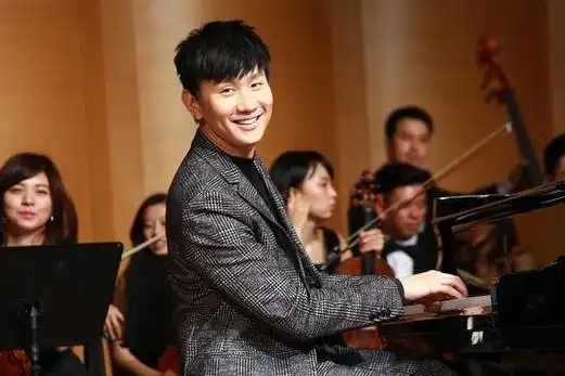 林俊杰超话#林俊杰官宣世界巡回演唱会#组图:弹钢琴的帅气@林俊杰你