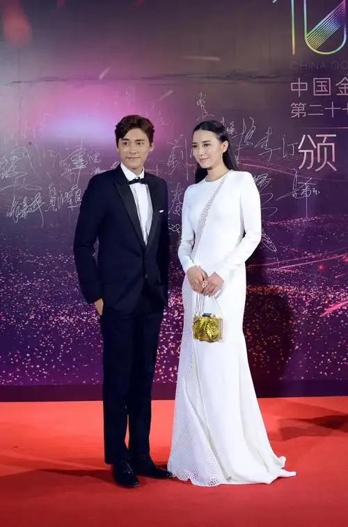 宋佳太适合芭比粉了穿成熟白裙同框李易峰相差六岁却像同龄人