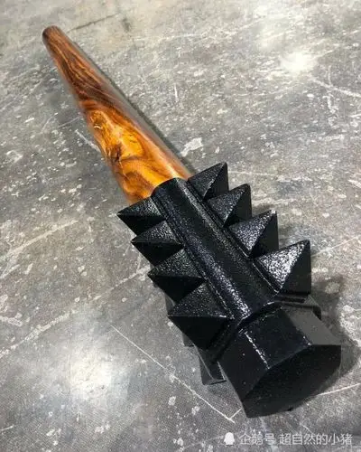 狼牙锤:一种有别于狼牙棒的一类冷兵器,从外形上看的确是十分酷似