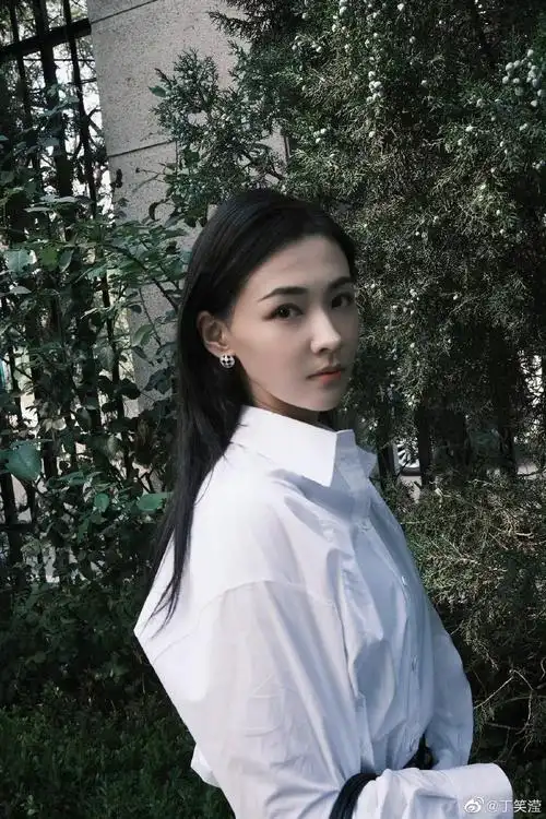 丁笑滢气质傲骨凌霜,美得无与伦比