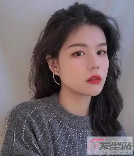 刚过肩的头发怎么烫 这样烫时尚优雅显脸小_发型站_最新流行发型设计