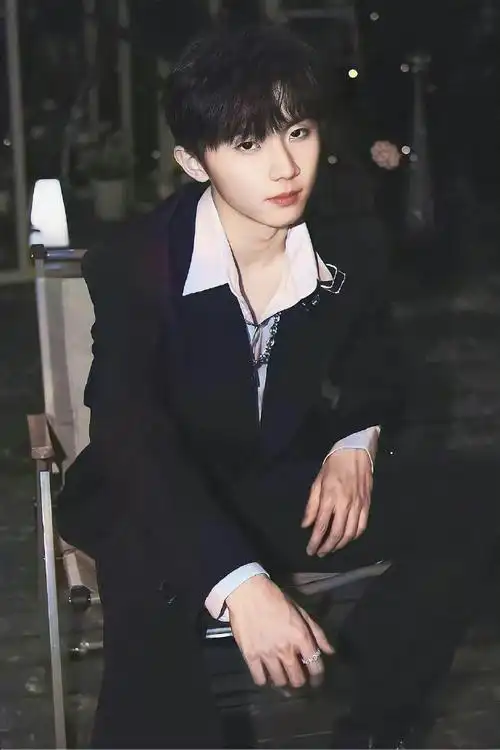 马嘉祺我们的歌高领毛衣侧颜剧照##马嘉祺我们的歌黑西装剧照