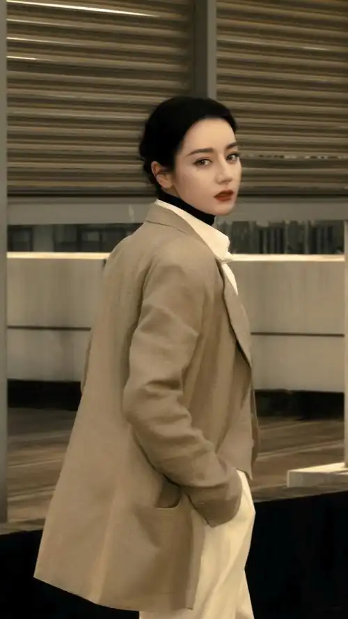 迪丽热巴##迪丽热巴素色西服