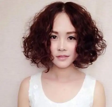 女生蛋蛋卷短发发型虽然短,可是整个空气刘海蛋蛋卷发型都是被烫得