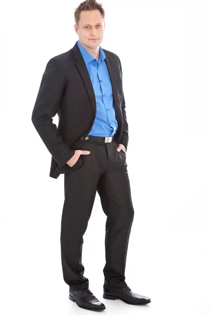 在一套西装轻松年轻的帅哥