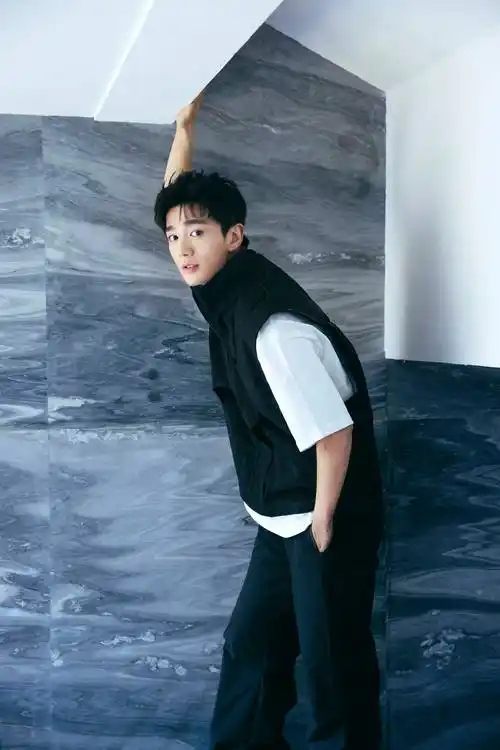 自律练就腹肌身材妥妥加分项23年开年至今已过半载,易大千有四部作品