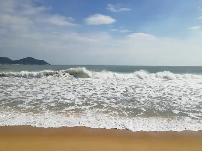 白色浪花滚滚而来