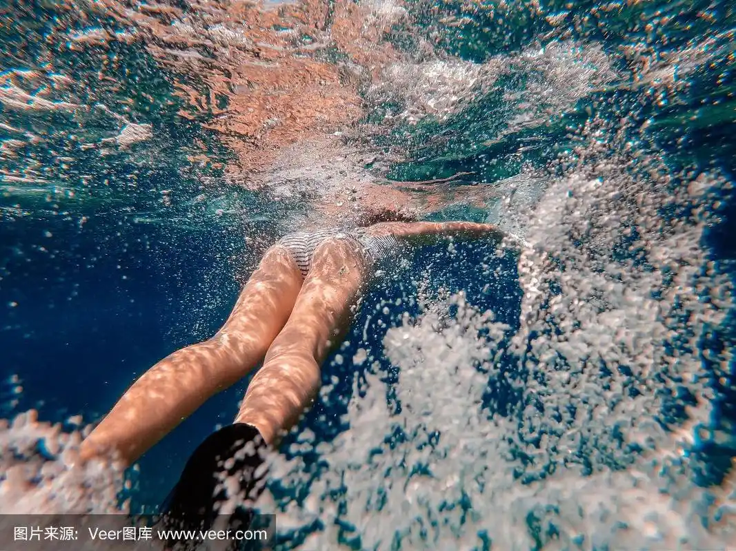 水下照片的女孩在海里游泳