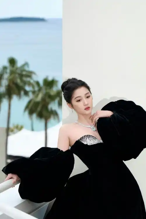 关晓彤黑天鹅高定##戛纳电影节