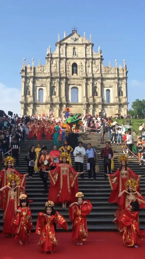 澳门文化艺术节表演,以大三巴牌坊为背景,实在太美了