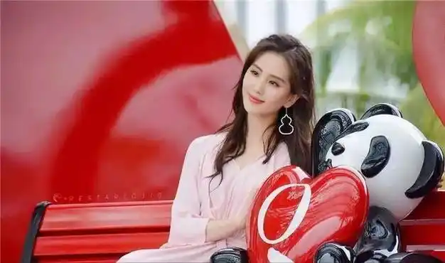 尴尬刘诗诗一袭粉色长裙现身被认错为刘亦菲看来美女都相似