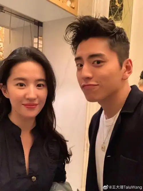 王大陆微博晒出和刘亦菲合影 害羞赞美:神仙姐姐真美