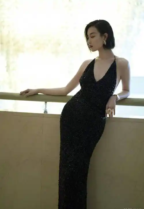 倪妮最新黑色亮片礼服裙造型,优雅精致气质不凡|深v|时尚_网易订阅