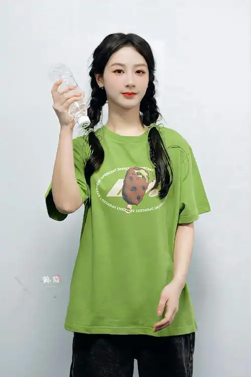 杨紫打棒球变装##杨紫绿色t恤