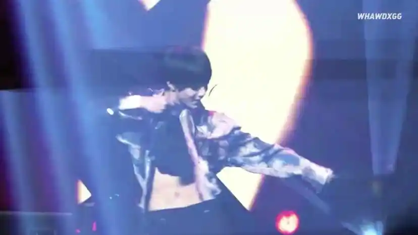 才看到刘耀文原来已经露腹肌了 我儿子都19了我也觉得能晚一点.