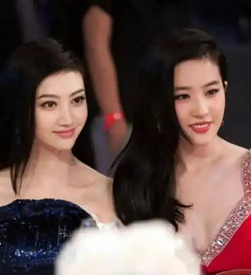 但是,景甜的五官精致程度一点都不输给刘亦菲,再加上头小脸小,跟