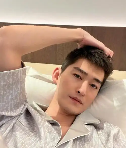 张翰高文君据悉,高文君是2020年"亚洲小姐"季军获得者,长相甜美漂亮