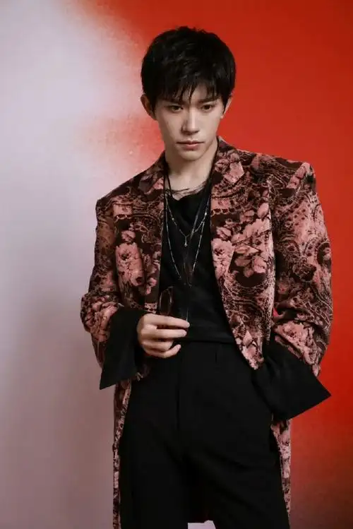 烊千玺粉色渐变眼镜#易烊千玺这组照片真的太帅了,粉色渐变眼镜很吸睛