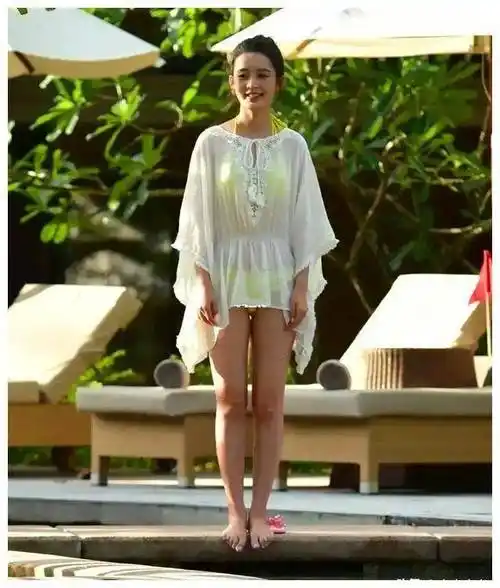 李沁薄纱泳装 水下甜蜜亲嘴 网友心碎了一地 清纯偶像的人设啊_身材