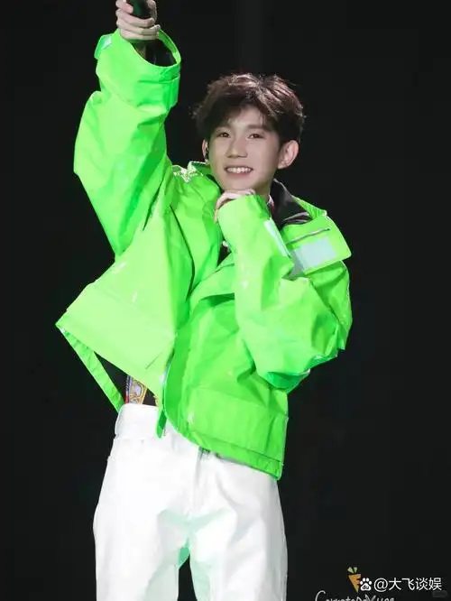 王源绿海照片,真的让人疯狂! .@大飞谈娱的动态