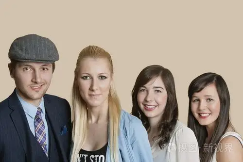 年轻的多民族朋友在彩色背景的肖像照片-正版商用图片1brp58-摄图新