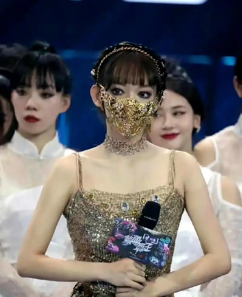 蒙面歌王这集,感觉女嘉宾完全不用戴面罩了,她的眼睛和刘海太有辨识度