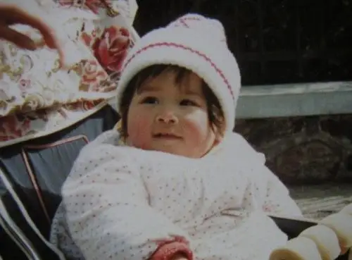 黄圣依母亲也拿出来了黄圣依小时候的照片来欣赏与回味.