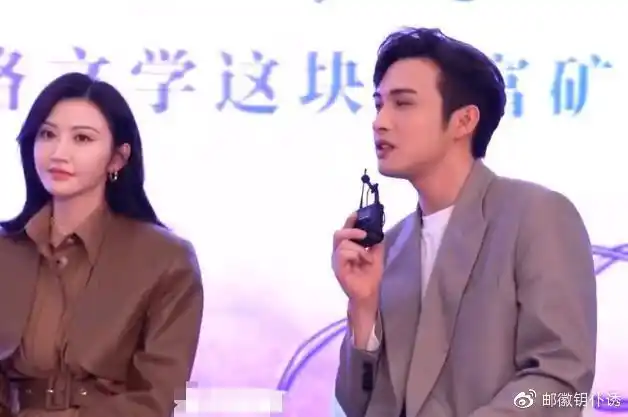 景甜张彬彬接受采访时张彬彬看景甜的眼神主持人都看不下去了