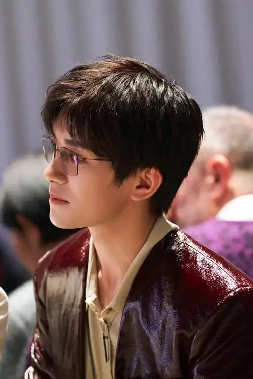 再平凡的生活有了易烊千玺善于发现美的眼睛都会变成闪闪发光的日子