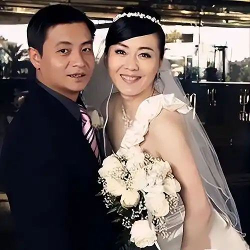 三,无子女的洒脱生活2021年,李琳在《超级访问》中坦诚了自己和丈夫的