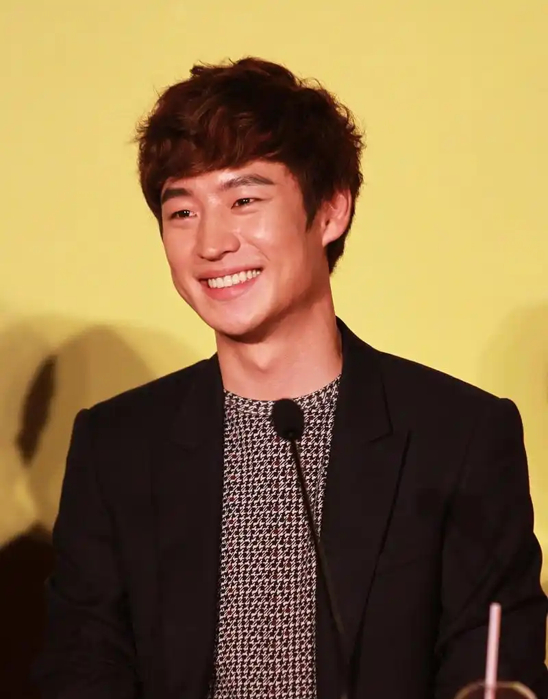 其中,李帝勋凭借在《模范出租车2》中的出色表现,和女演员金泰梨一