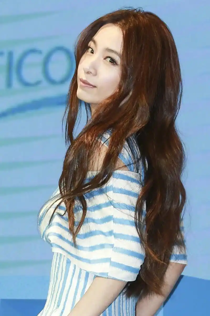 【田馥甄条纹裙look】"she"成员田馥甄清新温柔,穿一身条纹裙飘逸淡雅